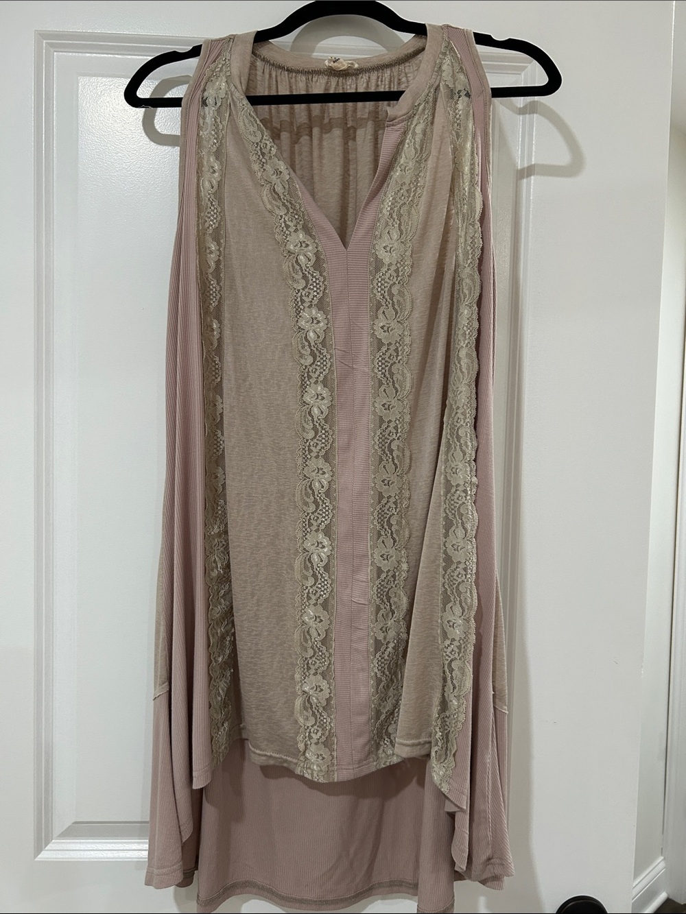POL Lace-Trim Sleeveless Camisole in Blush and Cream